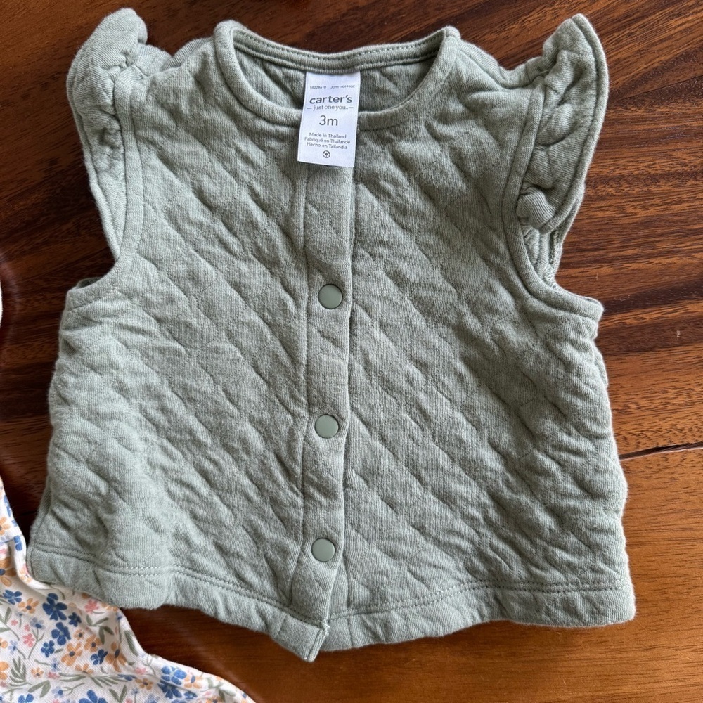 Carter’s Baby Girl Green Vest, Cream Bodysuit, and Floral Leggings Set size 3M - Picture 3 of 5